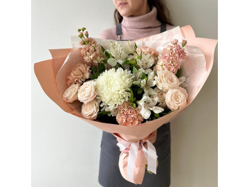 Нежный персиковый букет с хризантемой и матиолой 