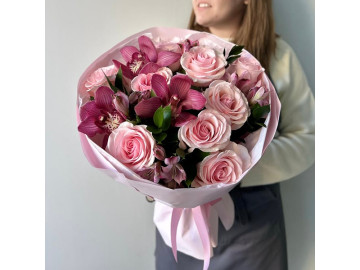 Розовый букет с розами и орхидеями 