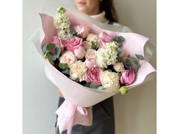 Букет из пионовидных роз и ранункулюсов 
