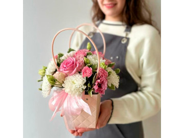 Нежно-розовая композиция в сумочке с розами и хризантемой № 8