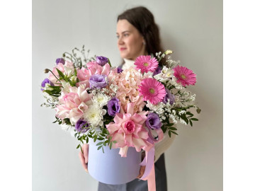 Композиция в шляпной коробке с французскими розами в розово-сиреневой гамме № 80