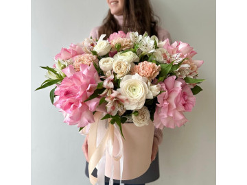 Роскошная композиция в шляпной коробке с пионовидной розой и ранункулюсами № 122