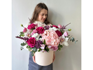 Композиция в шляпной коробке с яркими розами, орхидеями и розовой гортензией № 135