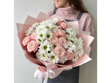 Букет из нежной кустовой пионовидной розы и хризантемы-ромашки 